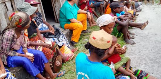 Un volontario di Medici in Africa circondato da ragazzi in un villaggio africano