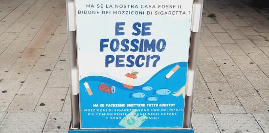 Un lato del totem installato nei pressi dell'ingresso dell'Acquario di Genova Un lato del totem installato nei pressi dell'ingresso dell'Acquario di Genova