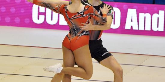 Una coppia di atleti durante una prova di ginnastica aerobica