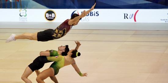 Tre atleti durante una gara danno prova di equilibrio e grande flessibilità muscolare