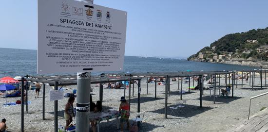 La "Spiaggia dei Bambini" di Voltri a cui si può accedere dalla passeggiata "Roberto Bruzzone"