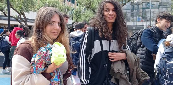 Ragazze intente a scambiare vestiti