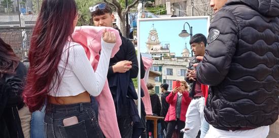 Una ragazza si guarda allo specchio per capire come le stia un capo di abbigliamento 
