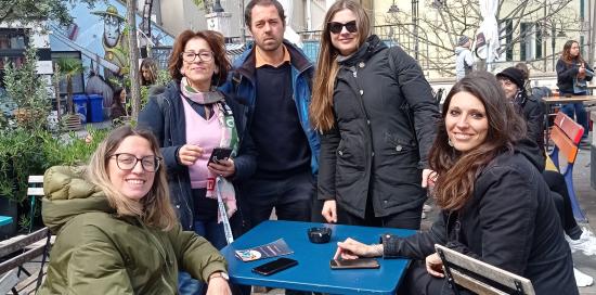 Ragazze e docenti insieme in una foto ricordo della giornata "Scangemmu"