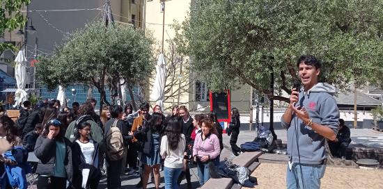 Un ragazzo sul palco dei Luzzati presenta la attività di scambio vestiti