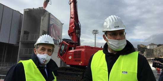 Il sindaco e il vicesindaco davanti alle demolizioni