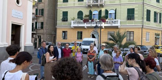 Cittadini durante Passeggiata urbanistica a Pegli 1 Cittadini durante Passeggiata urbanistica a Pegli 1