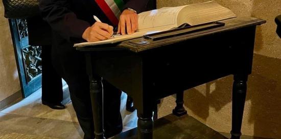 giornata unità d Italia 2023 Bucci firma il registro 
