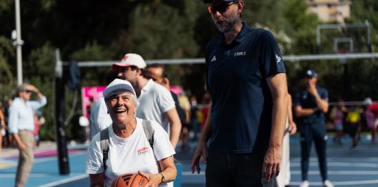 Una signora anziana pronta a tirare a canestro sotto lo sguardo di Giacomo "Jack" Galanda Una signora anziana pronta a tirare a canestro sotto lo sguardo di Giacomo "Jack" Galanda