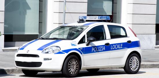 un'auto della polizia locale