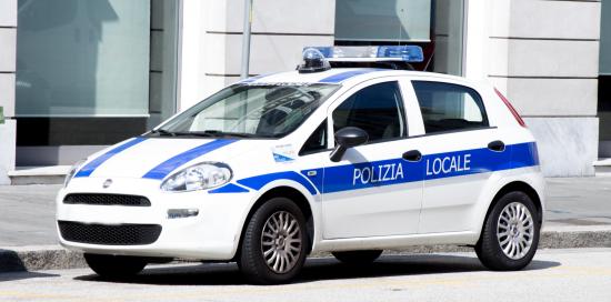 Sceriffo abusivo con lampeggiante blu denunciato dalla Polizia -  GenovaQuotidiana