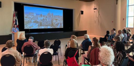 Una foto della Cattedrale di San Lorenzo mostrata durante uno degli incontri in Canada davanti al pubblico in sala