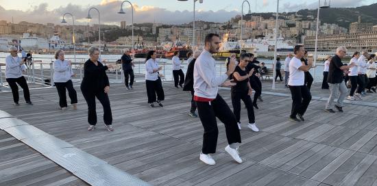 Un altro momento di una sessione di Tai Chi praticata al Porto Antico di Genova