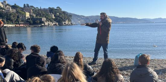 Ragazze e ragazzi in spiaggia a Genova durante un momento formativo previsto dal progetto "Pelagos in Città"