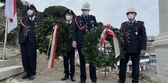 vigili in alta uniforme e corone di alloro