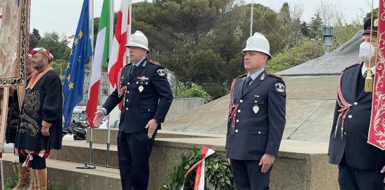 vigili sull'attenti al monumento di Quarto