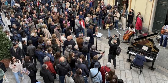 Via Garibaldi, all'altezza di Palazzo Tursi, affollata di partecipanti al flash mob