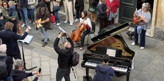 Il flash mob musicale davanti a Palazzo Tursi
