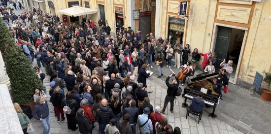 Via Garibaldi, all'altezza di Palazzo Tursi, affollata di partecipanti al flash mob