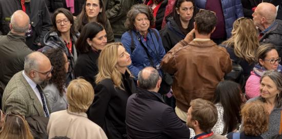 La sindaca Salis in mezzo alla folla durante il flash mob in via Garibaldi