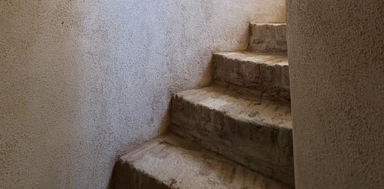 Una delle scale di accesso alla terrazza superiore appena restaurata