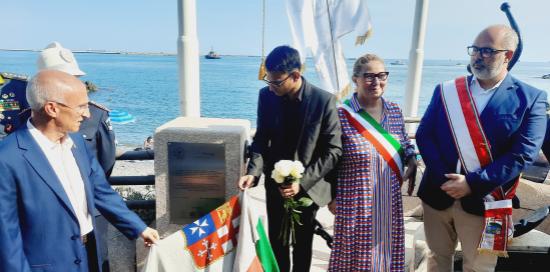 Il momento della scopertura della targa