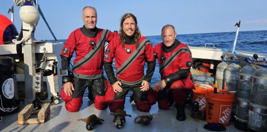  Il team italiano Un Lembo di Patria con le lampade dell'Andrea Doria che saranno donate a Galata Museo del Mare e Fondazione An