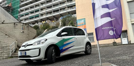 Foto dal basso: auto Elettra per il car sharing condominiale del Biscione