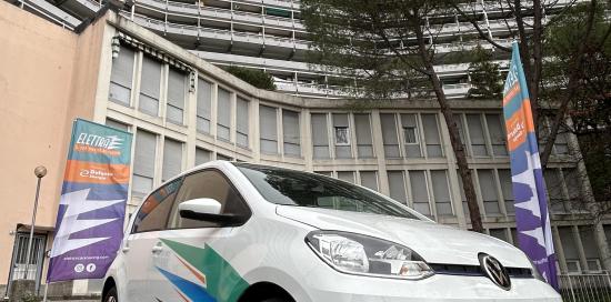 Foto dal basso da altra angolazione: auto Elettra per il car sharing condominiale del Biscione