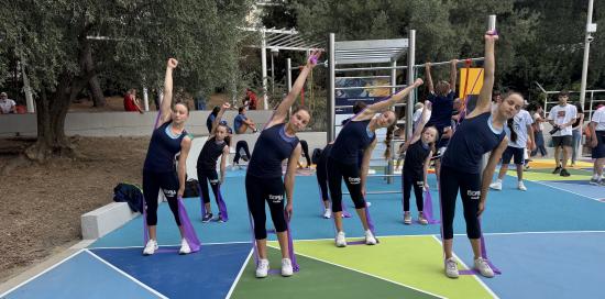Alcune bambine fanno ginnastica sul nuovo playground Alcune bambine fanno ginnastica sul nuovo playground