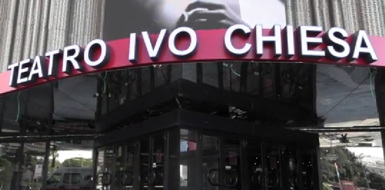 Insegna ingresso scritta "TEATRO IVO CHIESA"