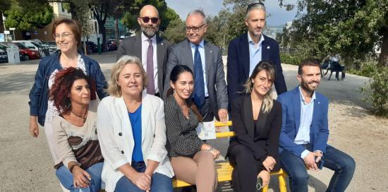 Inaugurata una panchina gialla contro l'endometriosi-Gruppo