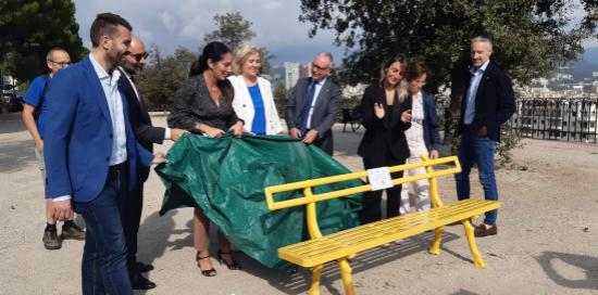 Inaugurata una panchina gialla contro l'endometriosi-Inaugurazione
