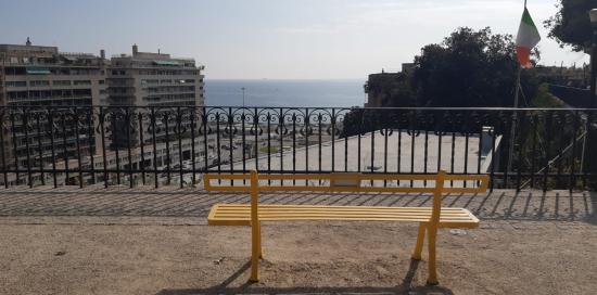 Inaugurata una panchina gialla contro l'endometriosi-Panchina con panorama