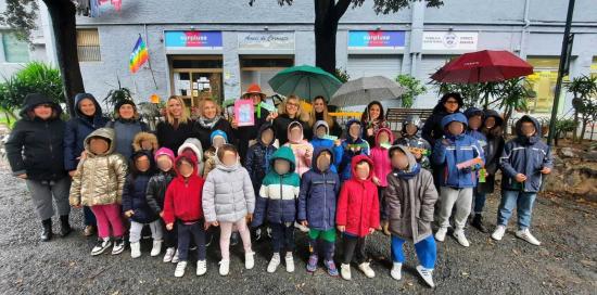 Tutti insieme davanti alla casetta del Bookcrossing per la foto di rito