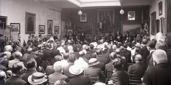 foto dell'inaugurazione (1934): persone sedute di spalle durante il discorso di Giovanni Gentile
