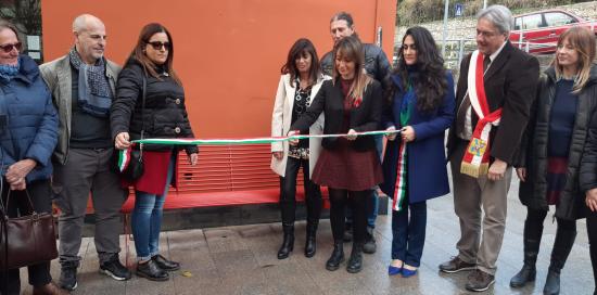 Inaugurazione panchina rossa piazza Suppini-Taglio nastro Corso