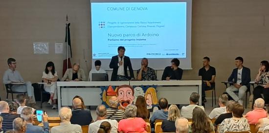 Aula magna del Liceo Fermi in occasione della presentazione del percorso partecipativo: al microfono l'assessore Ferrante