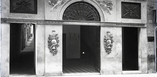 l&#039;ingresso dell&#039;istituto in via Lomellini