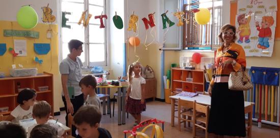 Inizio anno scolastico, gli auguri dell'assessore Brusoni-Brusoni in aula con bambini