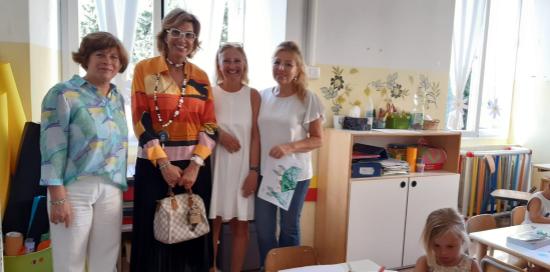 Inizio anno scolastico, gli auguri dell'assessore Brusoni-Brusoni in aula con bambini