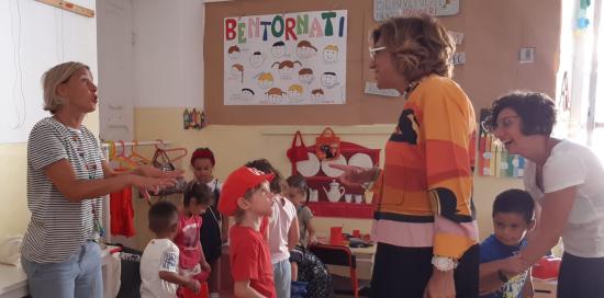 Inizio anno scolastico, gli auguri dell'assessore Brusoni-Brusoni in aula con bambini