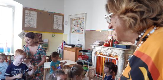Inizio anno scolastico, gli auguri dell'assessore Brusoni-Brusoni in aula con bambini