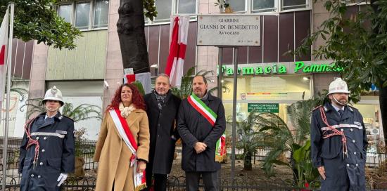 La presidente Cosso, il vicesindaco Terrile e il presidente Savi sotto la targa appena scoperta