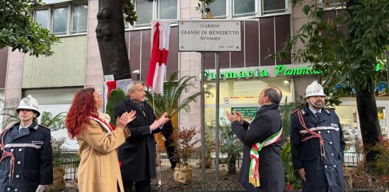 Applauso dei presenti subito dopo la scopertura