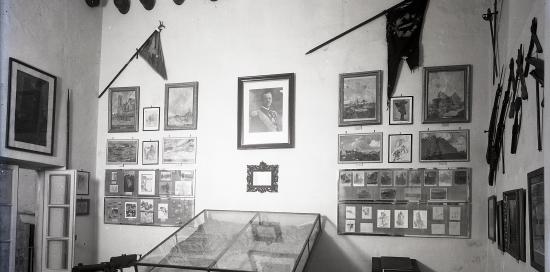 sala con quadri, cimeli, armi 