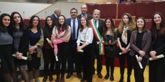 Marco Bucci e Giovanni Toti con alcune delle studentesse premiate