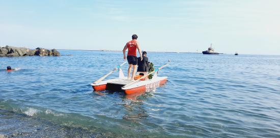 Kevin Rebello con la corona che depositerà in mare
