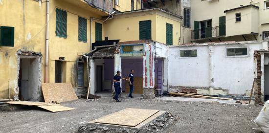 L'area del cortile di vico Vegetti a lavori in corso prima della realizzazione della nuova pavimentazione