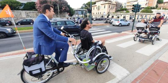 L'assessore Mascia in bicicletta con il promotore del Disability Pride Lorenzo Pagnoni